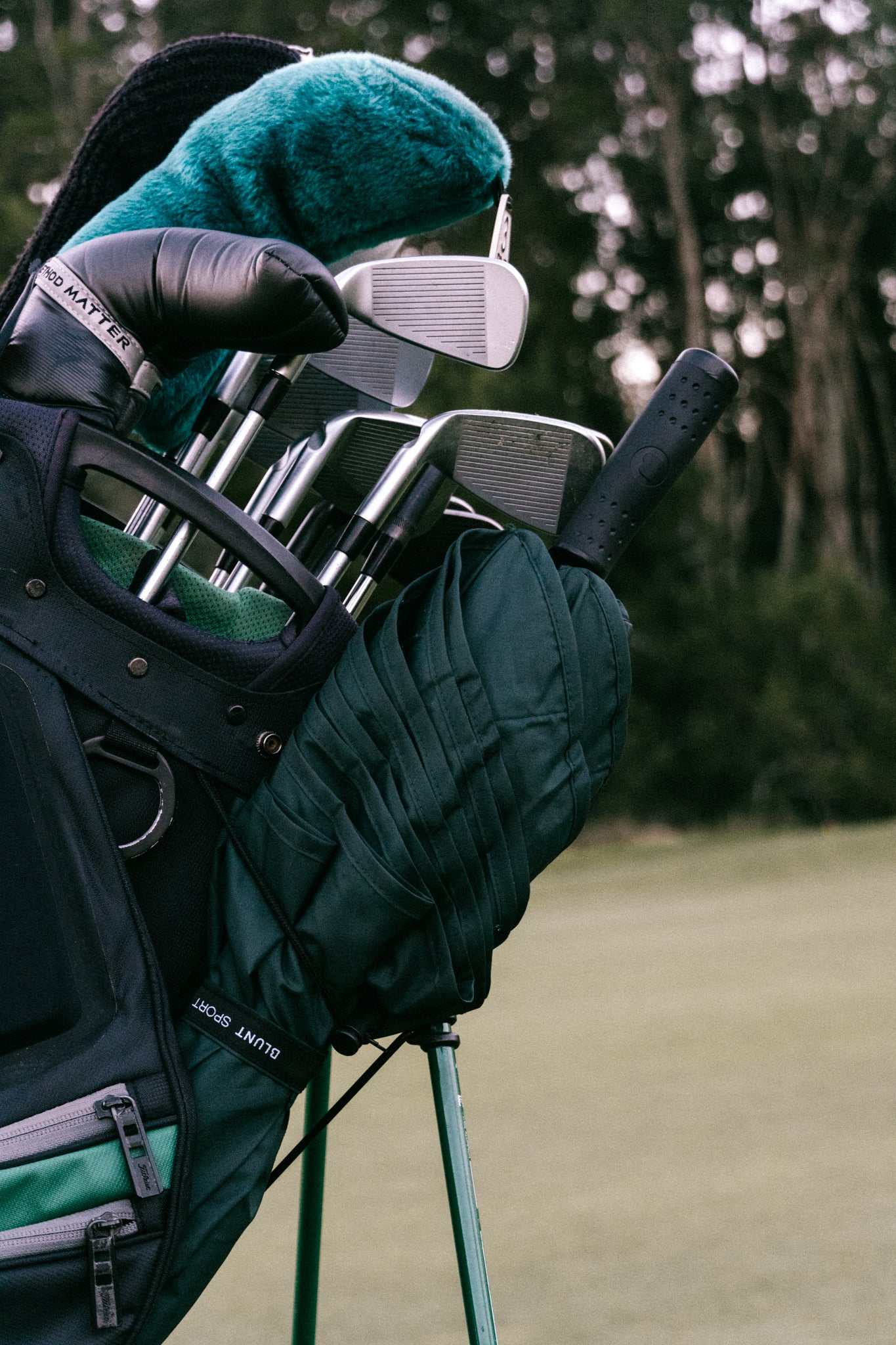 golf bag with umbrella