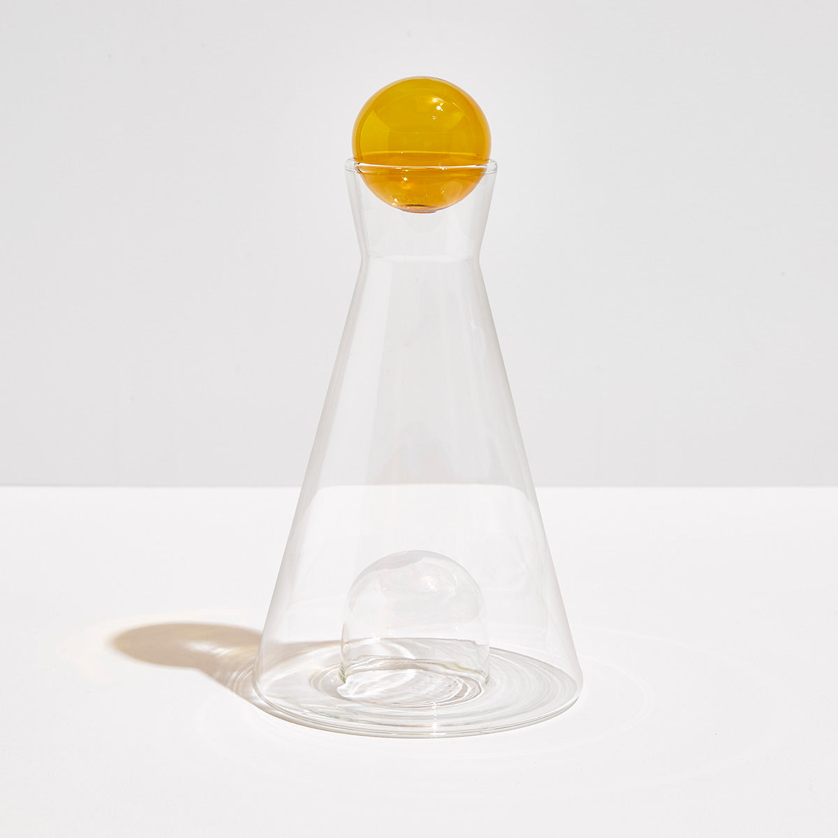 carafe with lid on